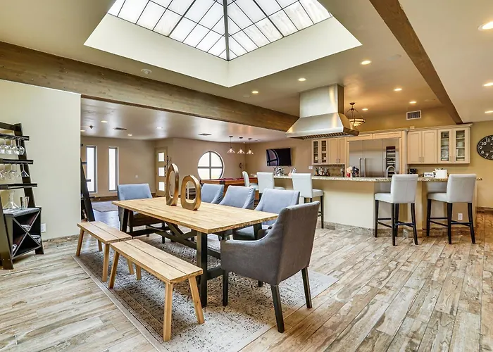 Dom wakacyjny Luxe Pv Estate W/ Private Pool & Sports Court! Scottsdale